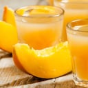 Si bien el mango es una fruta saludable, contiene calorías. Consumir jugo de mango antes de acostarse puede aportar calorías innecesarias, especialmente si ya ha cenado.