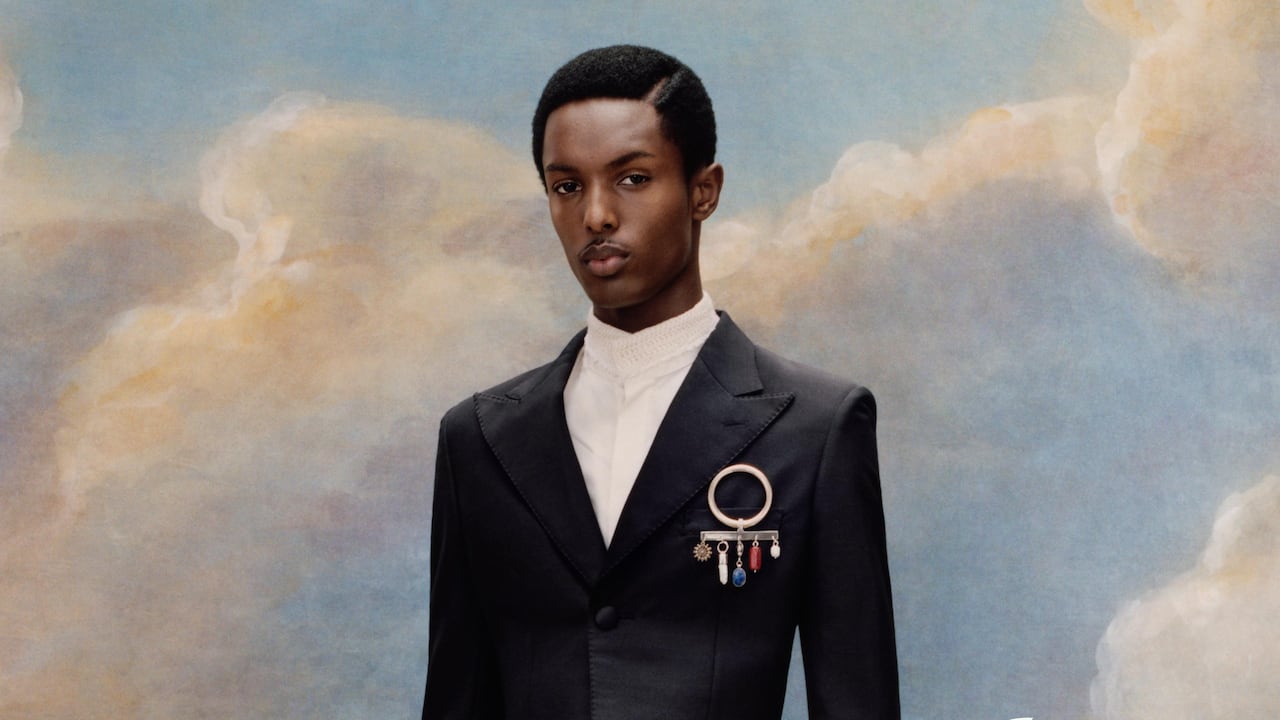 Retrato oficial de la exposición Superfine: Tailoring Black Style, tomada por el fotógrafo Tyler Mitchell, que captura la sofisticación y profundidad histórica del dandismo negro, tema central de la Met Gala 2025.