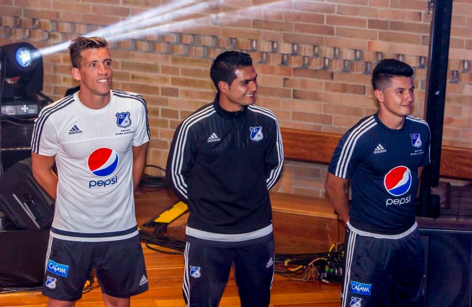 Los jugadores de Millonarios desfilaron para presentar la nueva ropa del equipo para el 2015. En la imagen el arquewro Vikonis, y los mediocampistas David Silva Macalister y Ómar Vásquez.  Foto: Carlos Bernate/SEMANA 