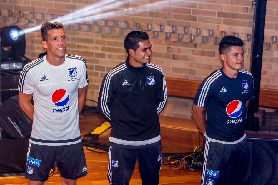 Los jugadores de Millonarios desfilaron para presentar la nueva ropa del equipo para el 2015. En la imagen el arquewro Vikonis, y los mediocampistas David Silva Macalister y Ómar Vásquez.  Foto: Carlos Bernate/SEMANA 