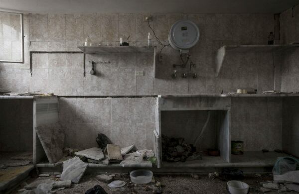 La cocina de una residencia en la provincia de Idlib, norte de Siria, tras el estallido de una bomba. (AP) 