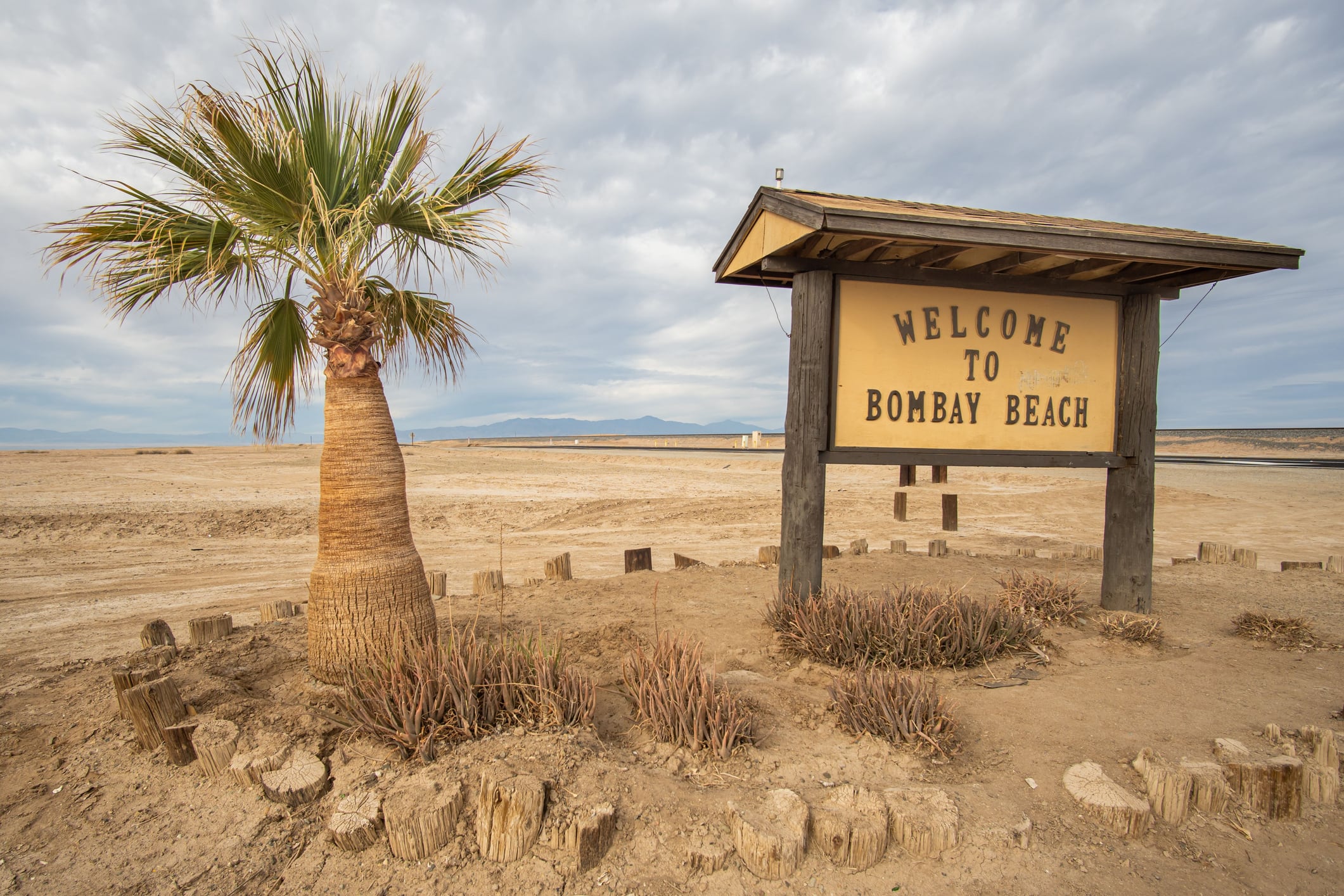 Una vista natural del letrero de bienvenida a Bombay Beach, en el condado de Imperial, California, Estados Unidos