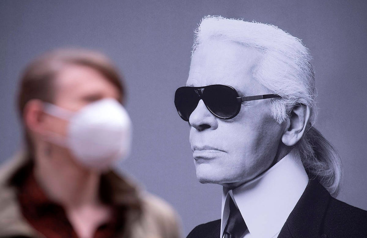 Una mujer camina por el área de exhibición al aire libre después de la reapertura de la exposición; Fotografía de Karl Lagerfeld. La retrospectiva; en el Museo de Arte de Moritzburg en Halle, Alemania, el viernes 22 de mayo de 2020. La exposición reúne más de 400 fotografías del director creativo, diseñador de moda, artista, fotógrafo y caricaturista alemán que vivió en París y murió el año pasado. (Foto AP / Jens Meyer)