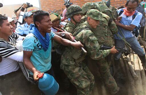 Ante los ataques de los indios Nasa, la fuerza pública respondió con tiros al aire y gases lacrimógenos.