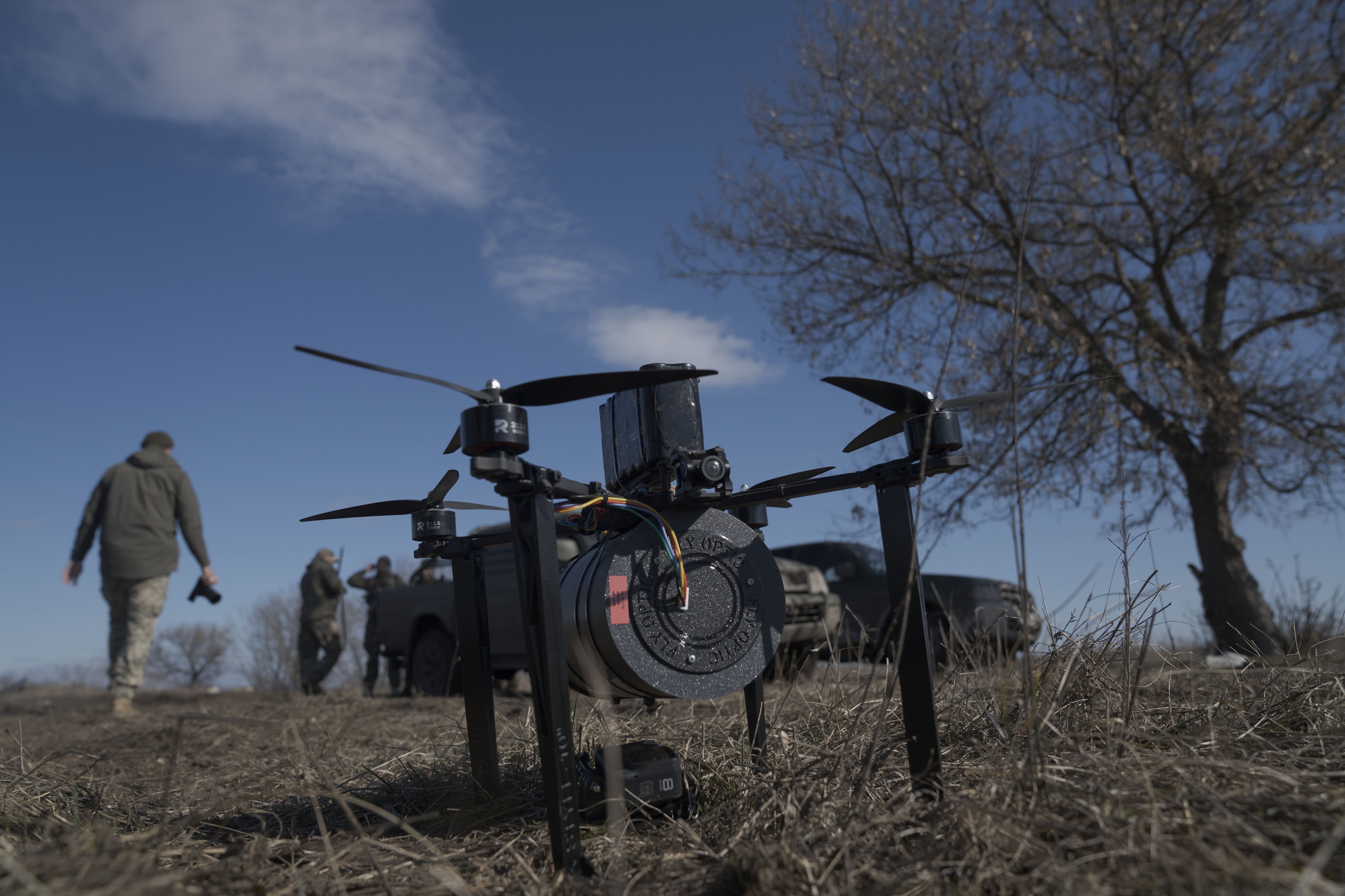 Soldados de la unidad de drones prueban drones de fibra óptica antes de utilizarlos en el frente en el óblast de Donetsk, Ucrania.