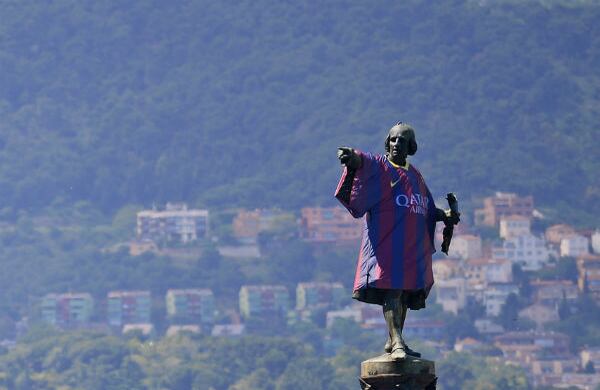 El monumento a Columbus en España viste la nueva camisa del Barcelona, luego de que este equipo quedó campeón de la Liga Española. (AP)