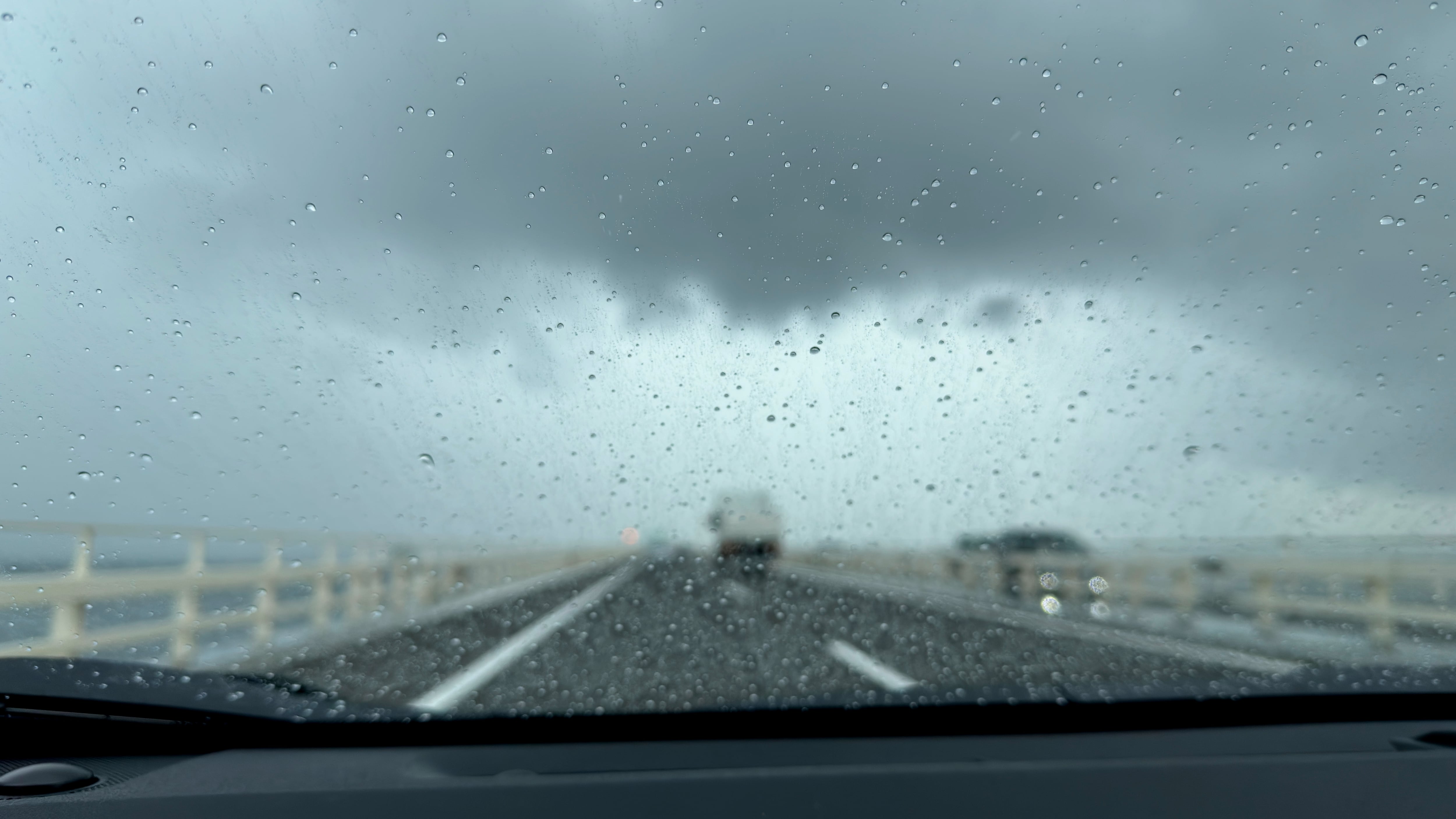 El empañamiento de los vidrios puede presentarse por los cambios de temperatura y la humedad dentro del vehículo.