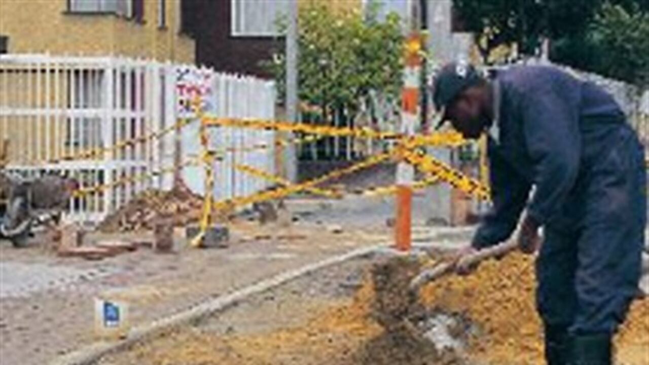 En Colombia, para finales de 2012, la construcción representó el 7,7% del PIB y ocupó directamente al 6,1% de la población activa del país.