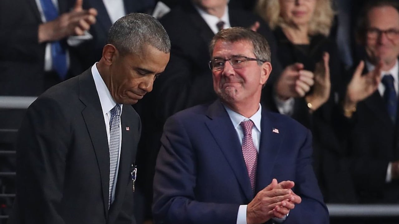 Ashton Carter (D) junto al expresidente de Estados Unidos Barack Obama