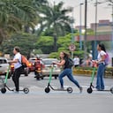 Varias jóvenes utlizan las patinetas eléctricas para llegar a la estación del MÍO Universidades en el sur de Cali. Diariamente se hacen 217.000 viajes en medios de transporte públicos y particulares que usan energía eléctrica. Foto: Jorge Orozco / El País