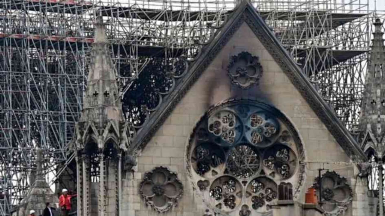 Los techos que datan del siglo XIII quedaron destruídos totalmente.