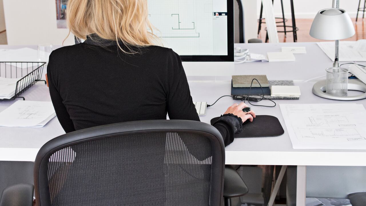 Diseñadora trabaja en computadora - Imagen de referencia