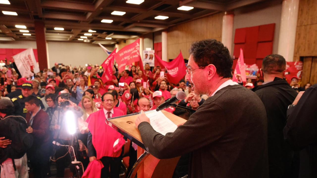 Iván Cepeda recibió el respaldo de políticos de orígenes liberales.