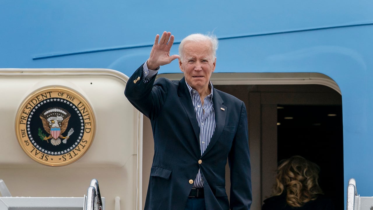 Presidente Joe Biden aborda el Air Force One, Oct. 5, 2022. (AP Photo/Gemunu Amarasinghe)