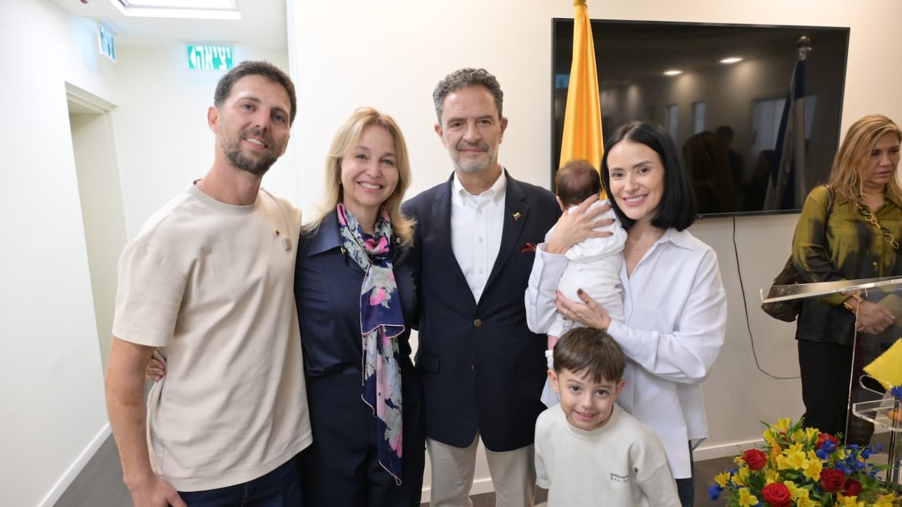 Elkana Bohbot junto a su esposa, Rebecca González, y el canciller Omar Bula.