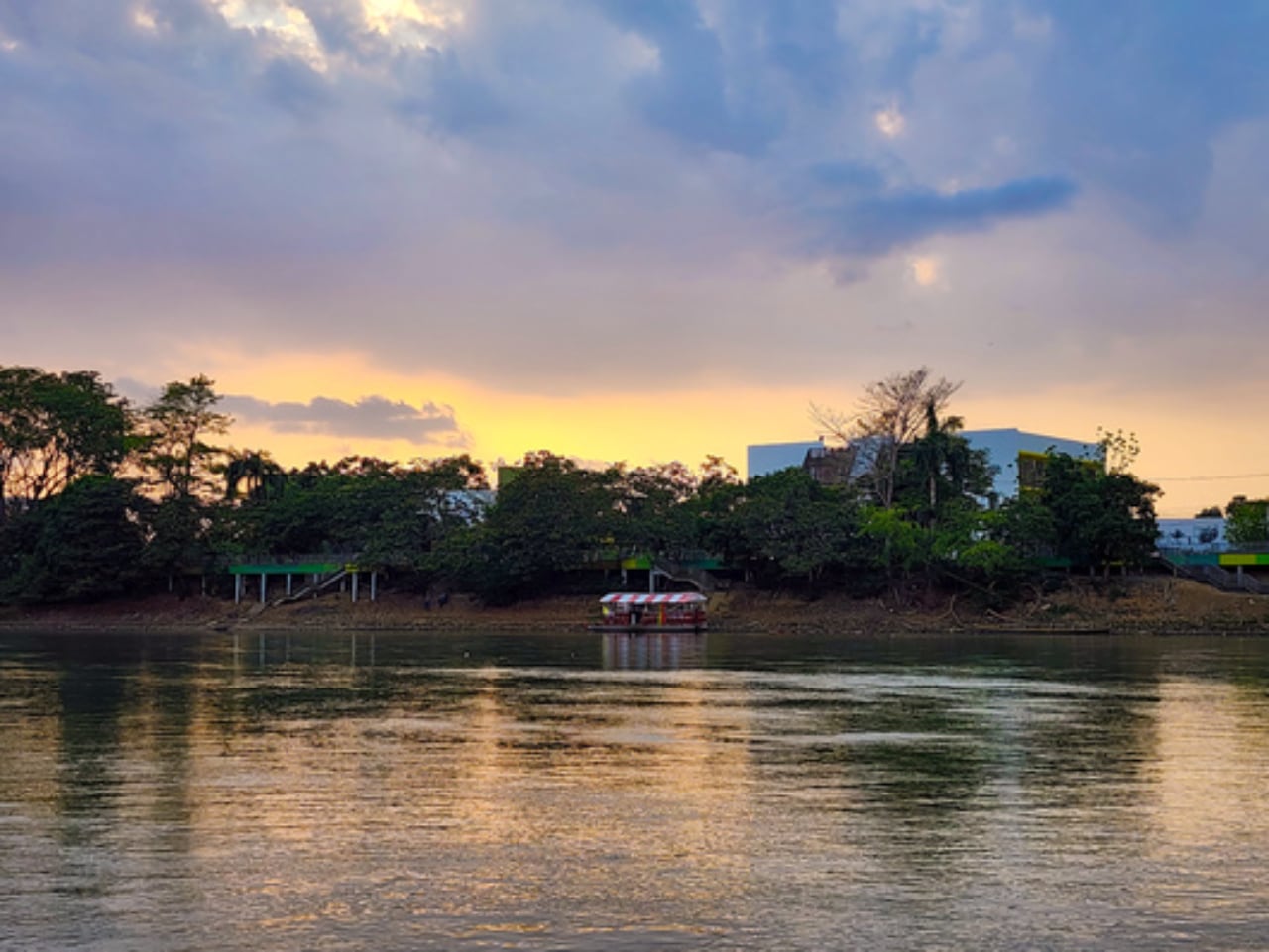 Atardecer en el río Sinú.