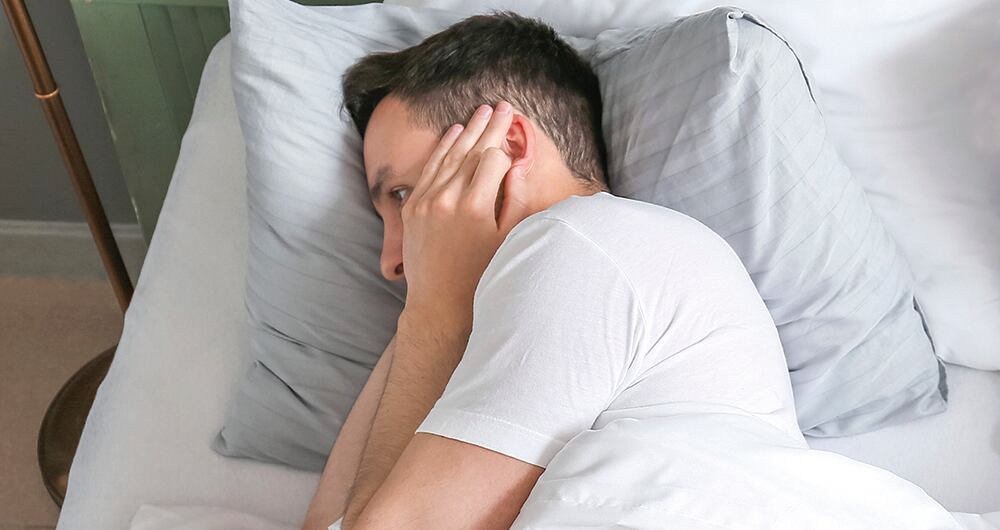 Expertos recomiendan dormir de costado para tener un sueño más placentero 