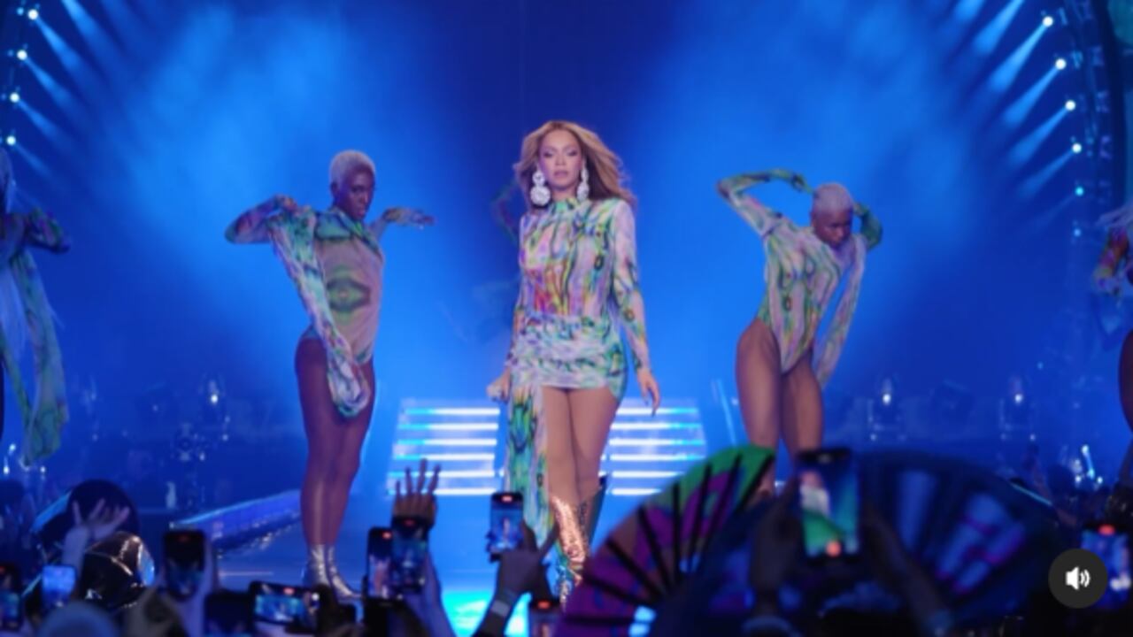 La cantante quedó 'expuesta' en plena presentación.