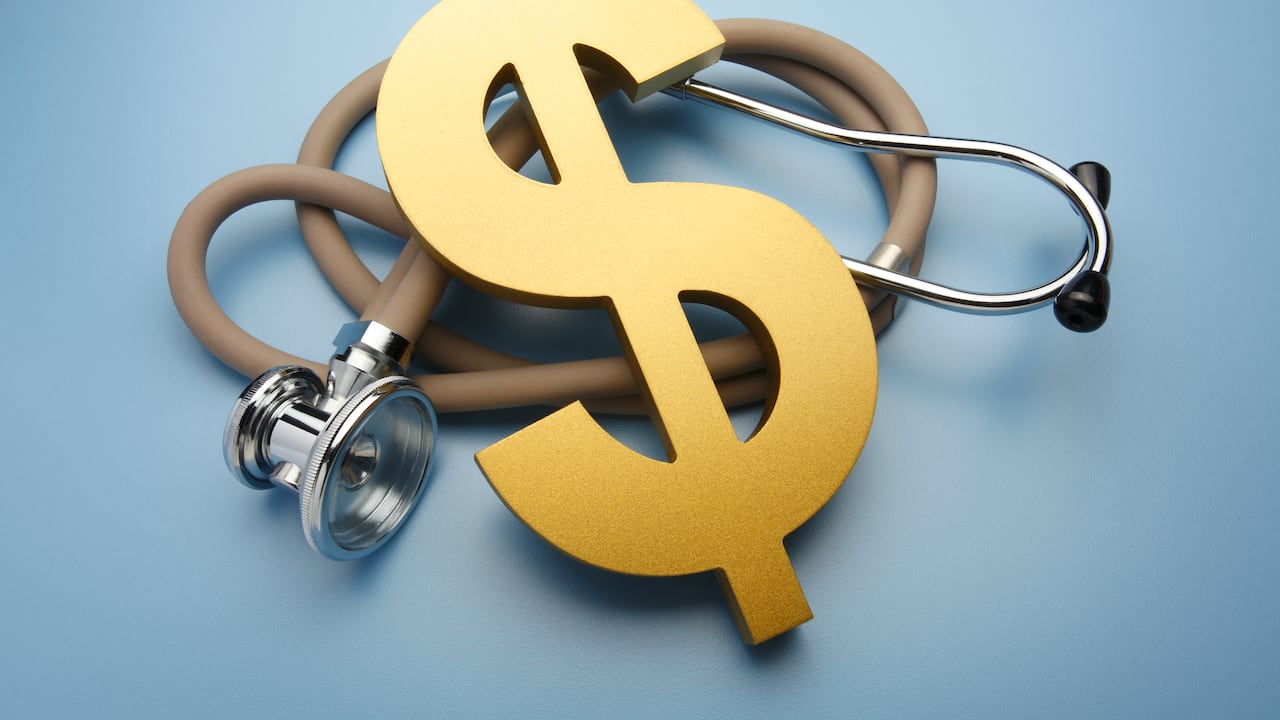 El creciente gasto de bolsillo en salud ha hecho que los hogares busquen alternativas para financiarse.