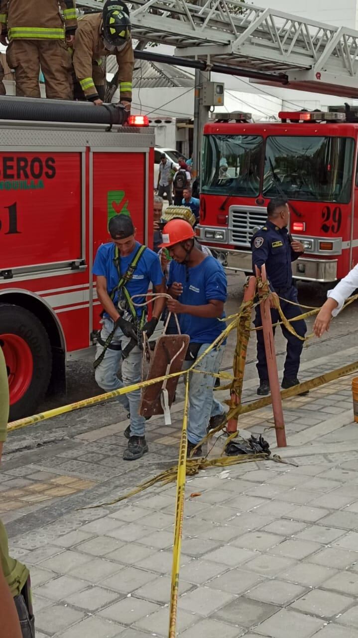 Sonrientes y llenos de felicidad los obreros caminaron fuera del área donde fueron rescatados
