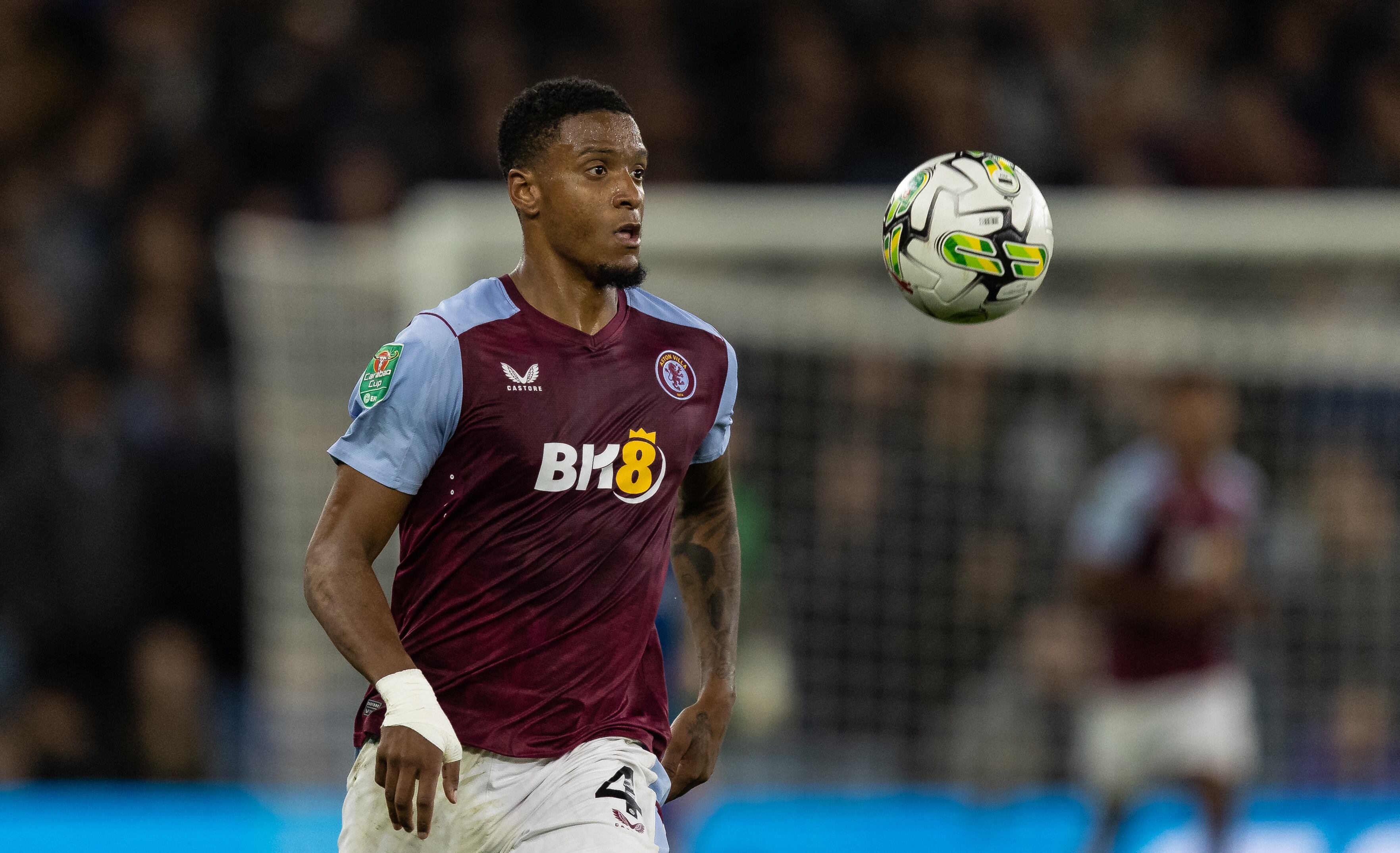 Ezri Konsa de Aston Villa mantiene la vista fija en el balón durante el partido de la tercera ronda de la Copa Carabao entre Aston Villa y Everton en Villa Park el 27 de septiembre de 2023 en Birmingham, Inglaterra. (Foto de Andrew Kearns - CameraSport a través de Getty Images)