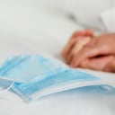 Imagen de referencia del tapabocas y una relación de pareja