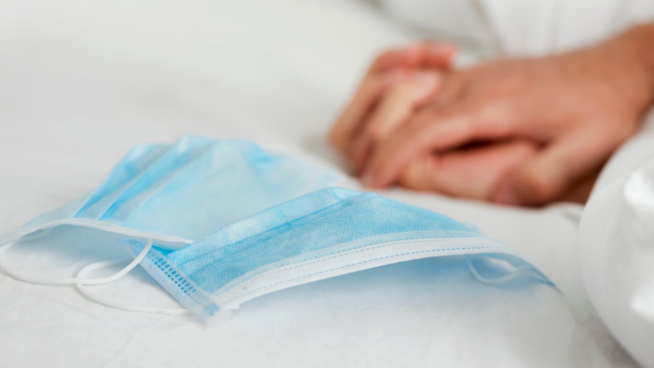 Imagen de referencia del tapabocas y una relación de pareja