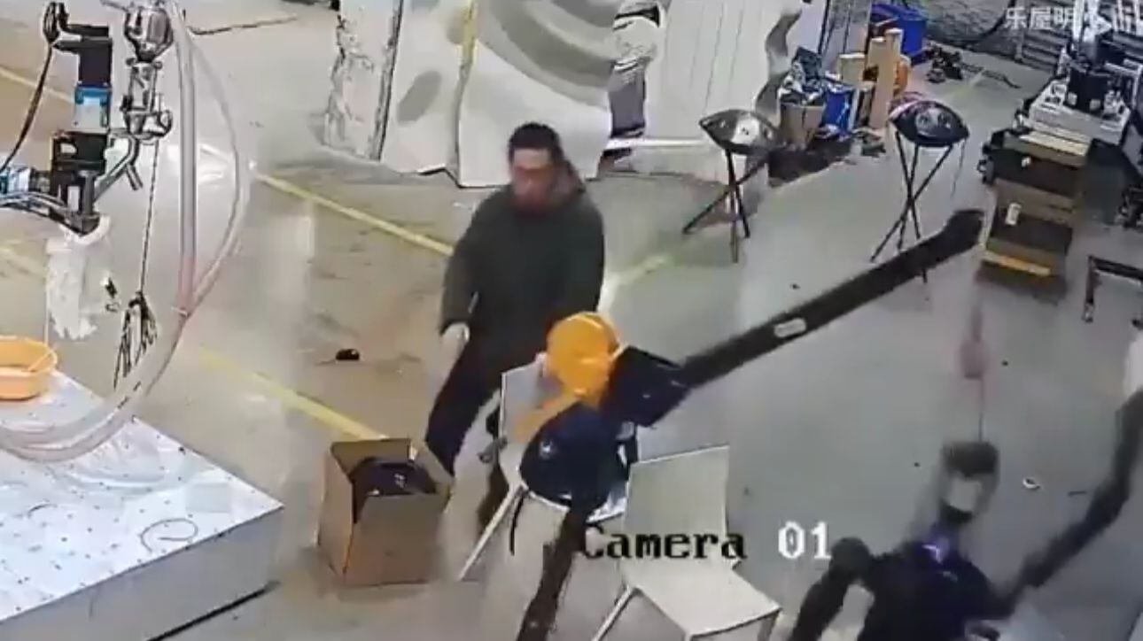 El robot aparentemente se abalanza sobre uno de los manipuladores.