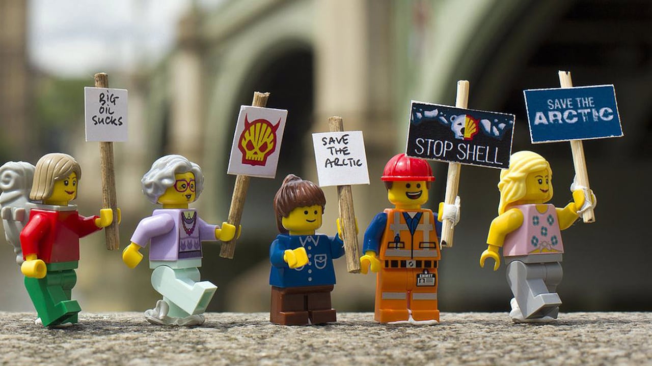 Imágen de la campaña que realizó Greenpeace contra la alianza que nunca se materializó entre Lego y Shell.