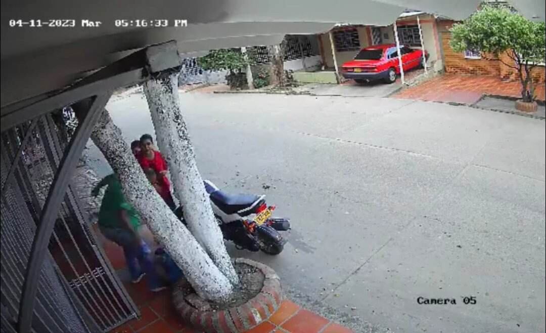 El agresor lo insulta y le golpea en la cabeza.