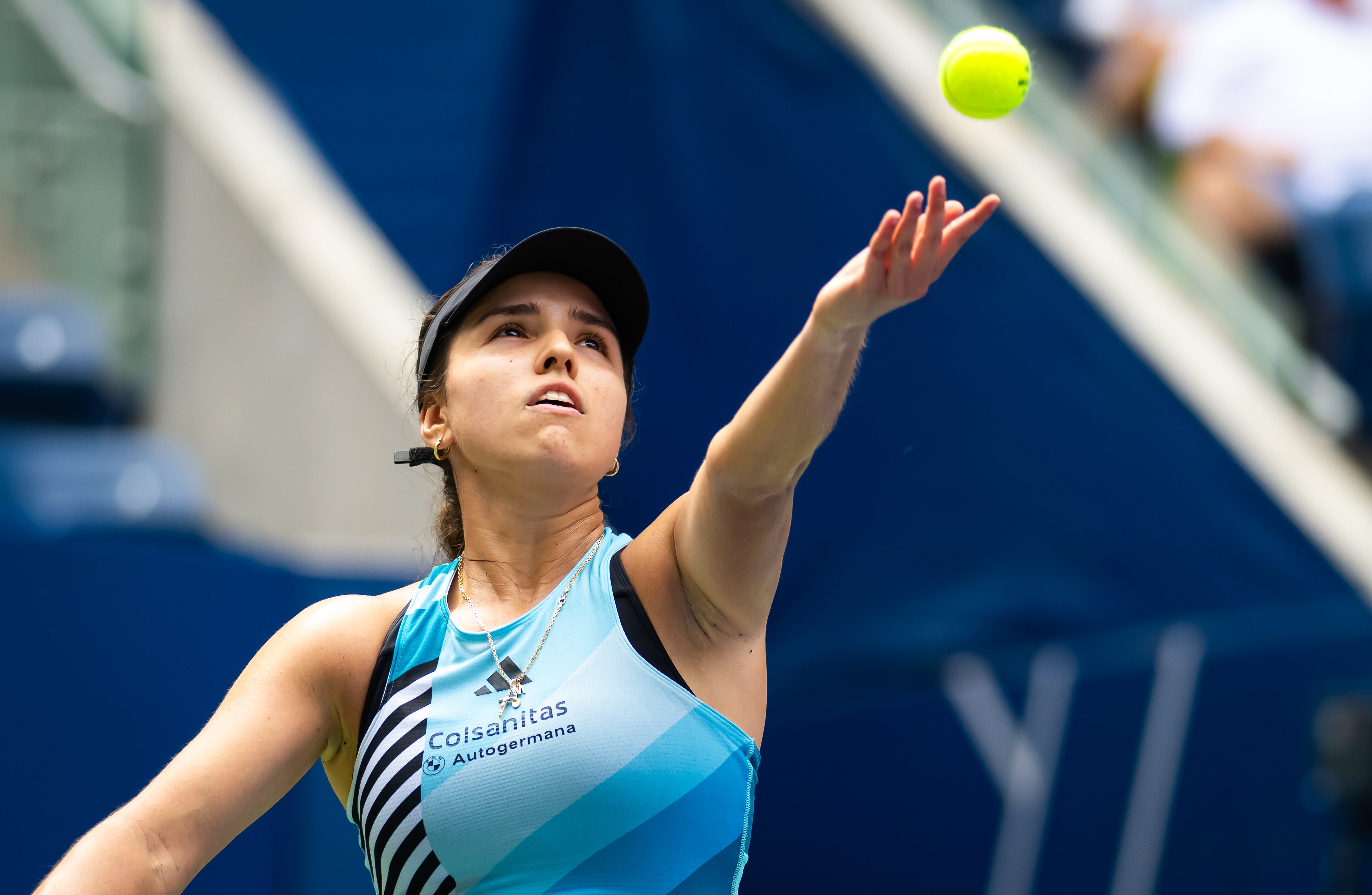 Camila Osorio de Colombia en acción contra Ons Jabeur de Túnez durante la primera ronda del día 2 del Abierto de Estados Unidos en el Centro Nacional de Tenis Billie Jean King de la USTA el 29 de agosto de 2023 en la ciudad de Nueva York (Foto por Robert Prange/Getty Images)