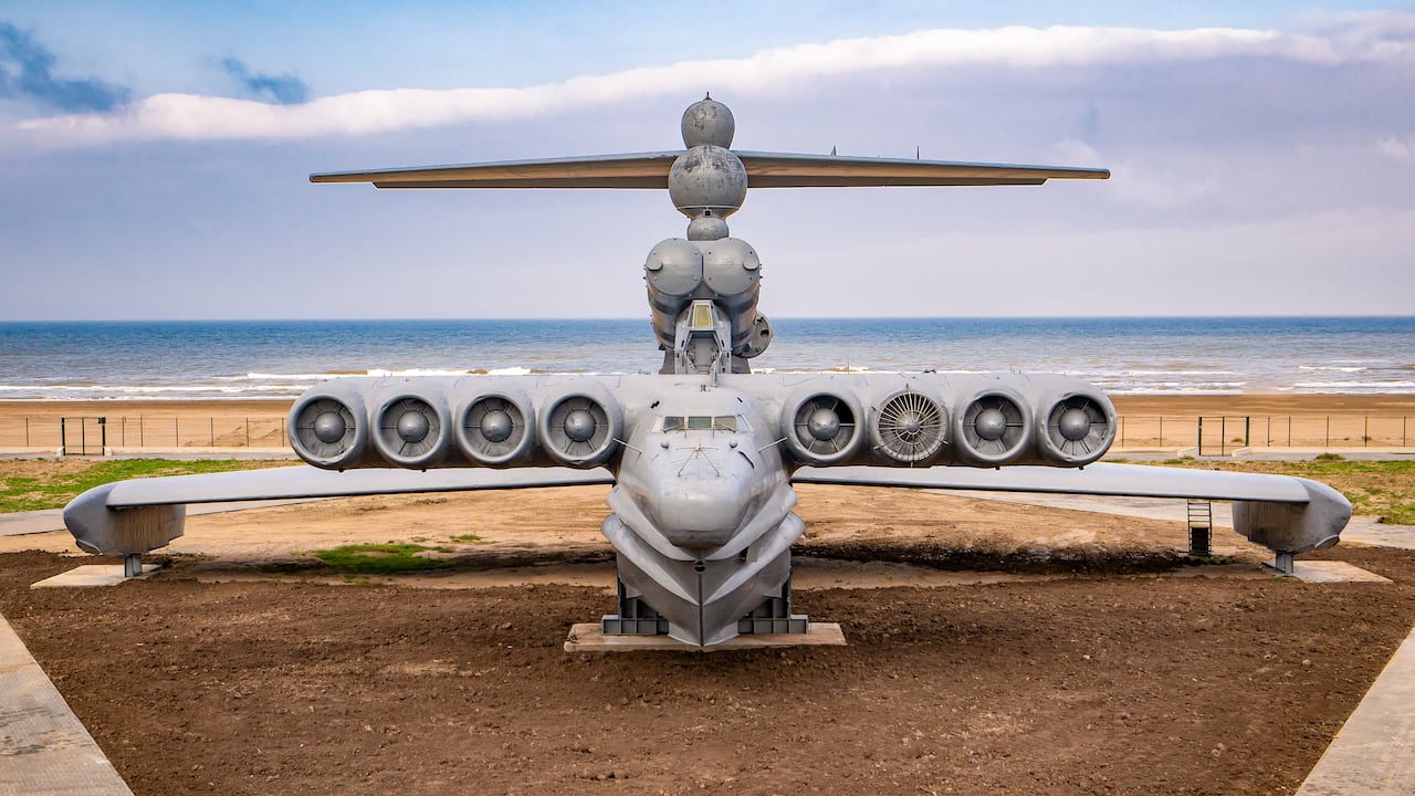 Los ekranoplanos son aeronaves diseñadas para volar justo por encima de la superficie del agua.