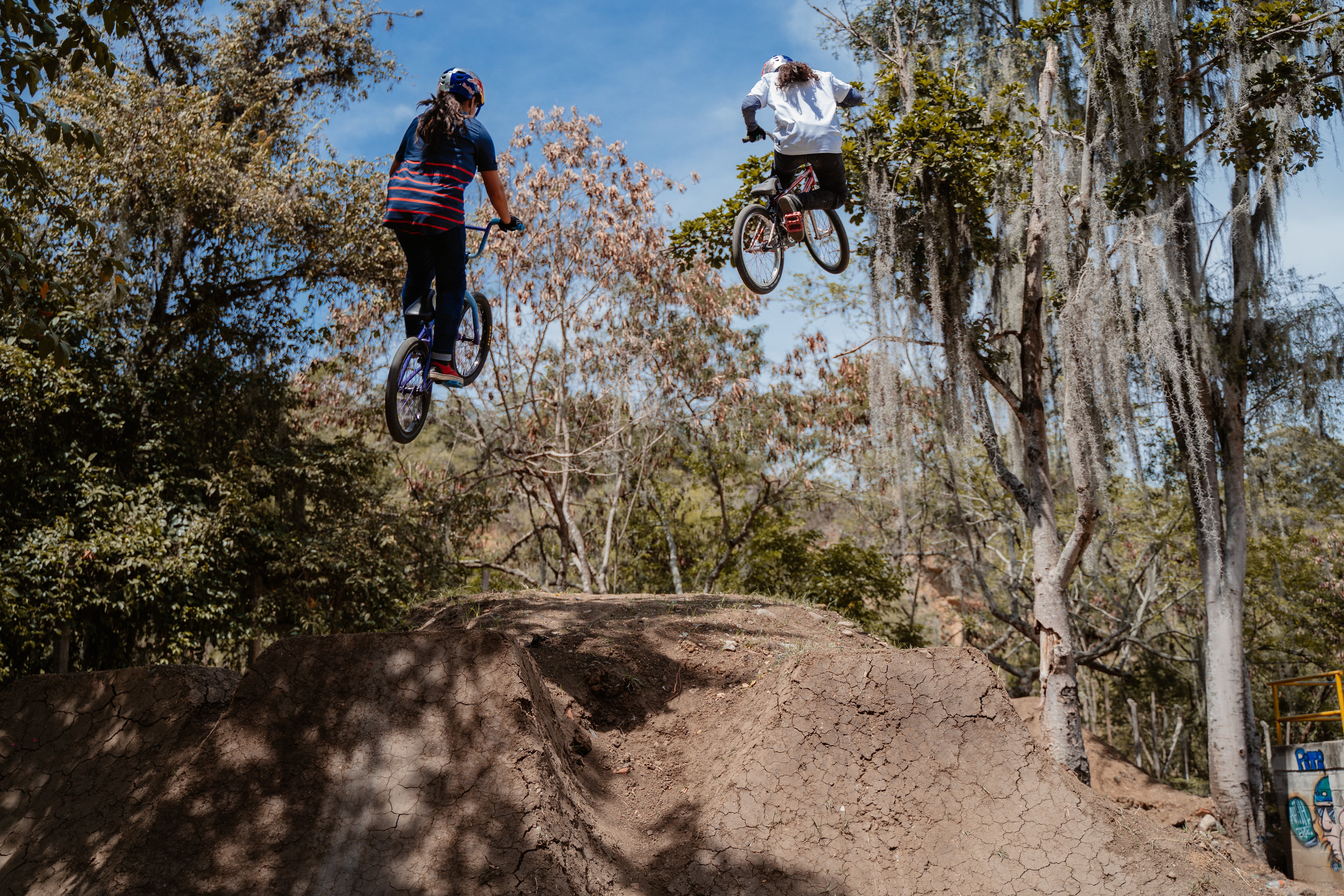 Queen Surley y Liz Saray, las gemelas colombianas del BMX freestyle