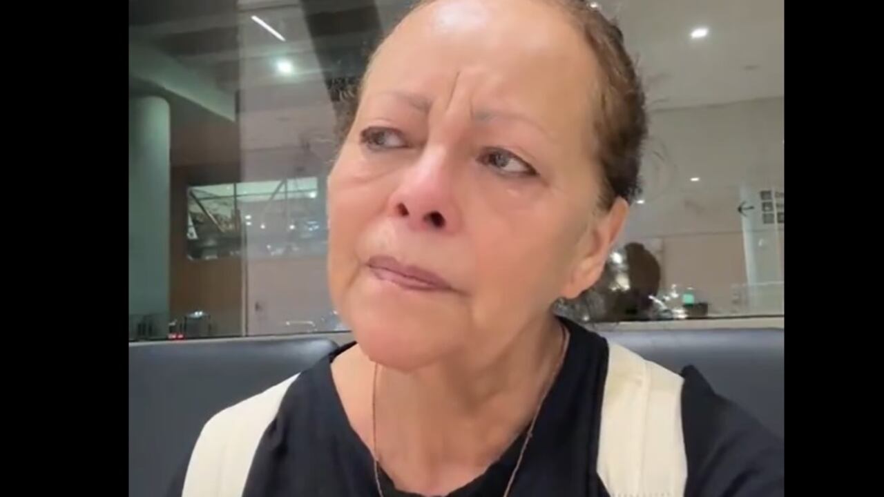 La mujer dijo que cuando viajó a visitar a su hija, al parecer, ella nunca llegó porque optó por salir con sus amigas a comer al no percatarse que esa noche llegaría su madre a visitarla. Foto: X @AlertaNoticiera