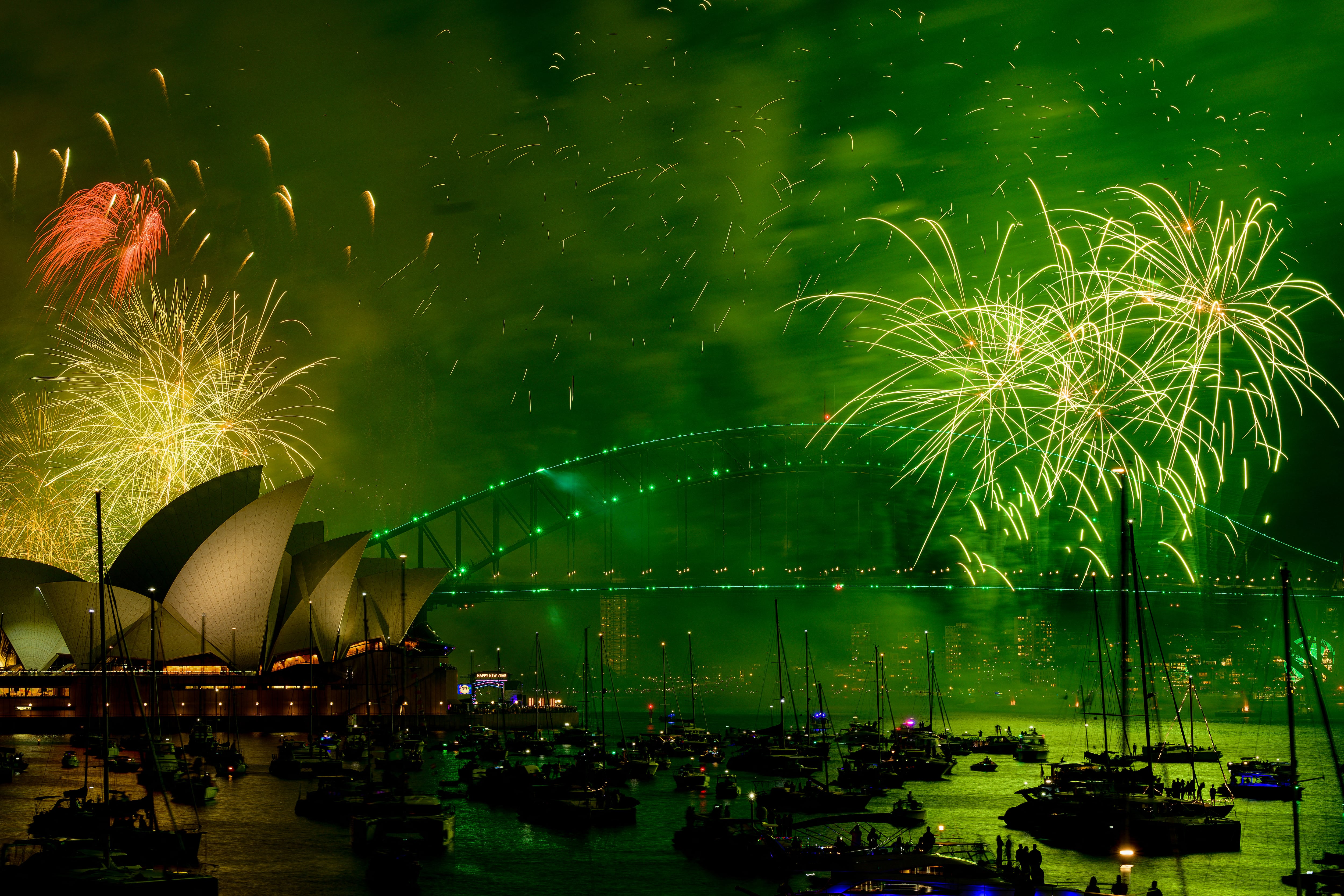 Miles se congregaron en el famoso puerto para disfrutar del espectáculo.