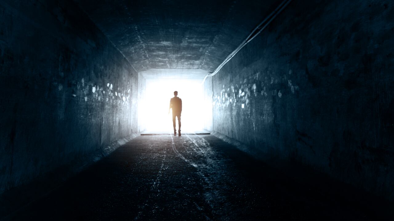 Hombre de pie al final del túnel.