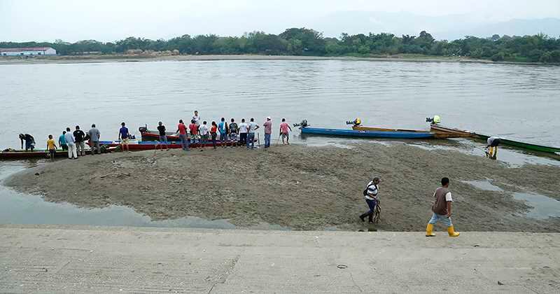 Sólo unos pocos pescadores arriban en sus canoas a Puerto Salgar a vender lo que atraparon en la noche; la mayoría transporta hoy el pescado en moto. Foto: Guillermo Torres/SEMANA