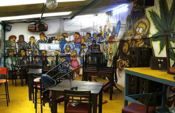 Durante el allanamiento, la Policía ingresó al 'Bar de Homero', cuyo cuidado y "lujo" contrasta con los derruídos edificios que componen la 'calle del Bronx'. Las autoridades señalaron que algunas papeletas de bazuco y cocaína estaban contramarcadas con el logo de ese establecimiento.  