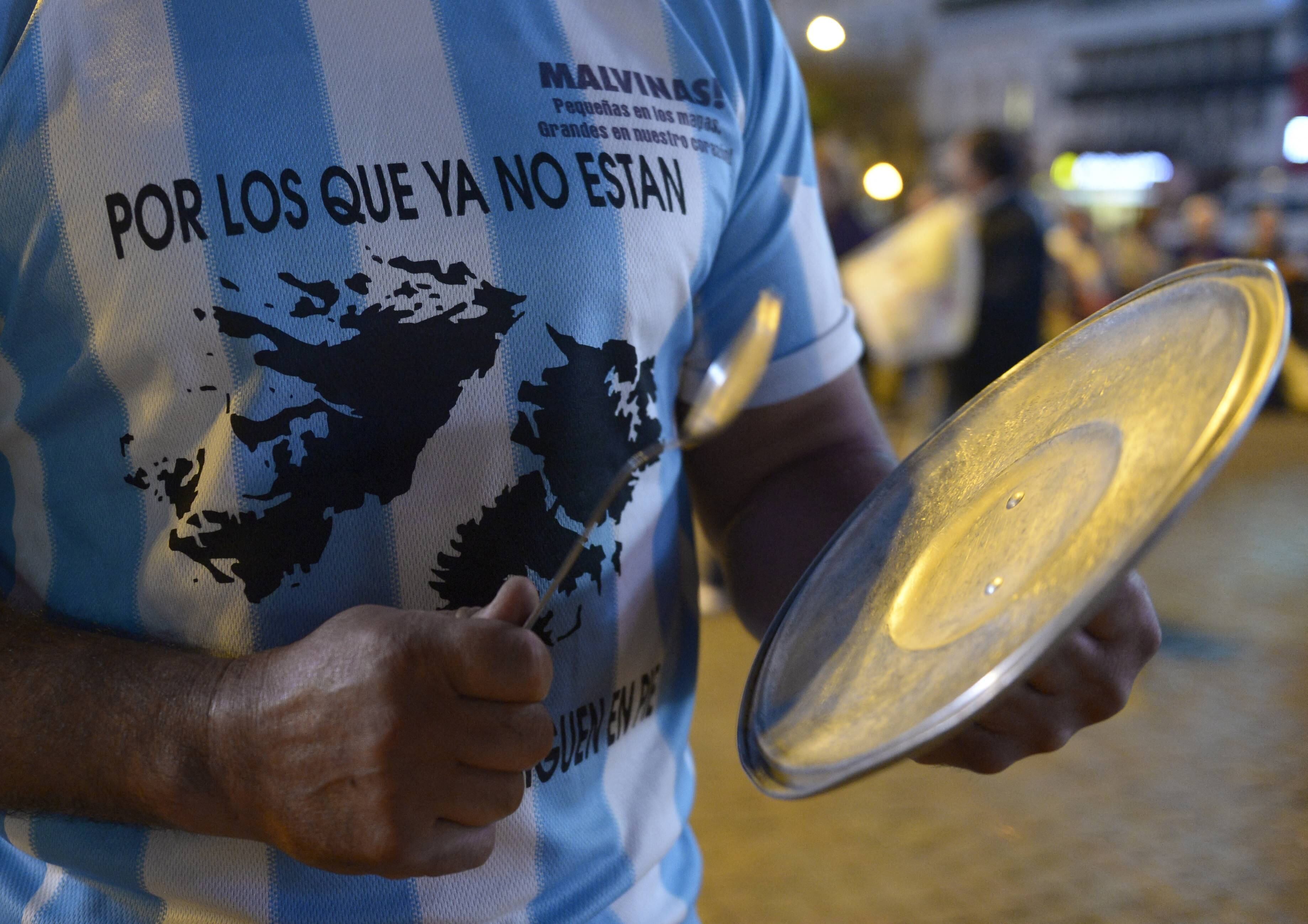 En esta foto, un hombre luce una camiseta de conmemoración a las víctimas de la guerra de las Malvinas.