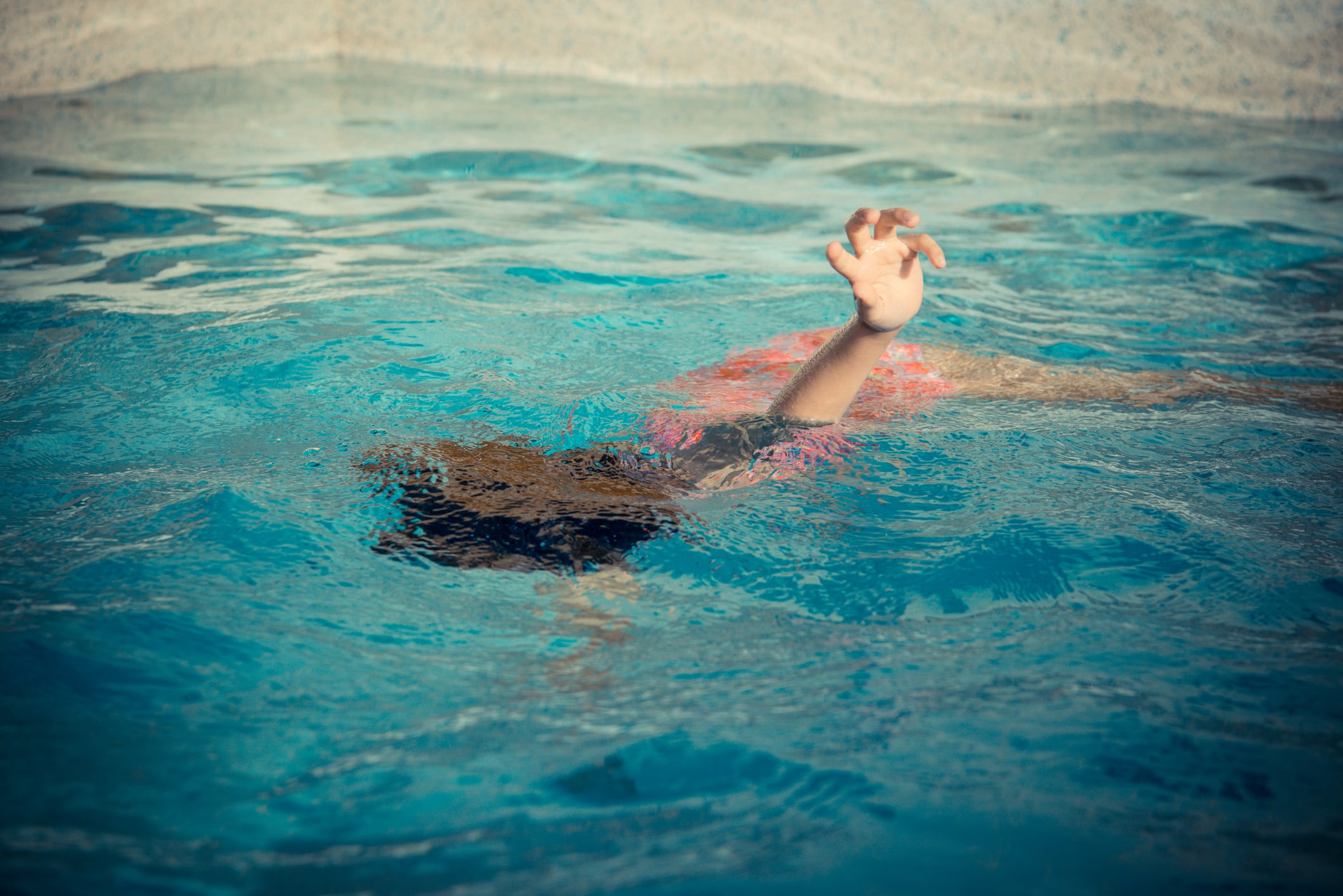 Foto de referencia que representa una situación de riesgo de ahogamiento infantil en una piscina.