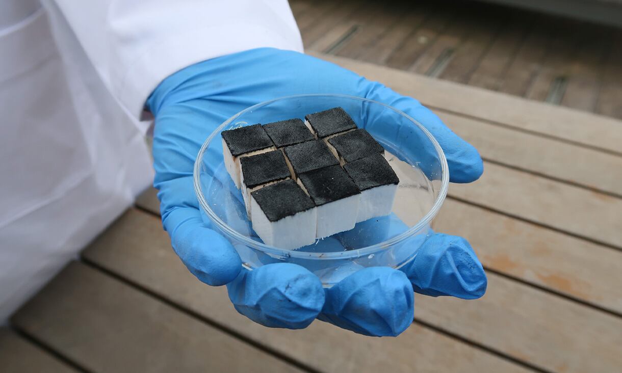 El dispositivo demuestra que cantidades mínimas de material pueden generar agua potable de manera eficiente.