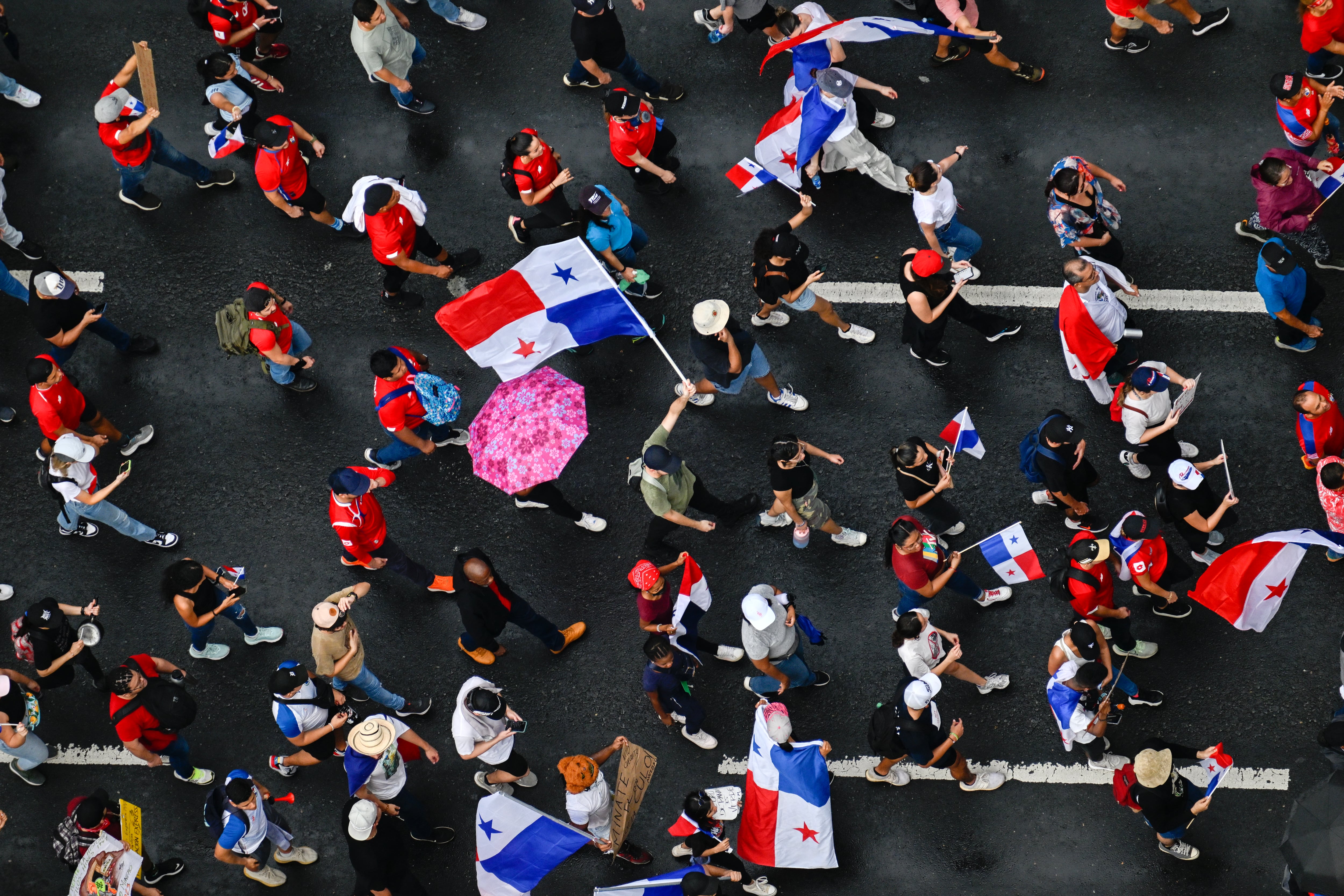 El presidente de Panamá, Laurentino Cortizo, anunció el viernes la prohibición de nuevas concesiones mineras metálicas, pero mantuvo un contrato con un Empresa canadiense que ha provocado protestas masivas en el país.
