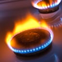 A veces la llama es de color amarilla, otras azul o naranja.