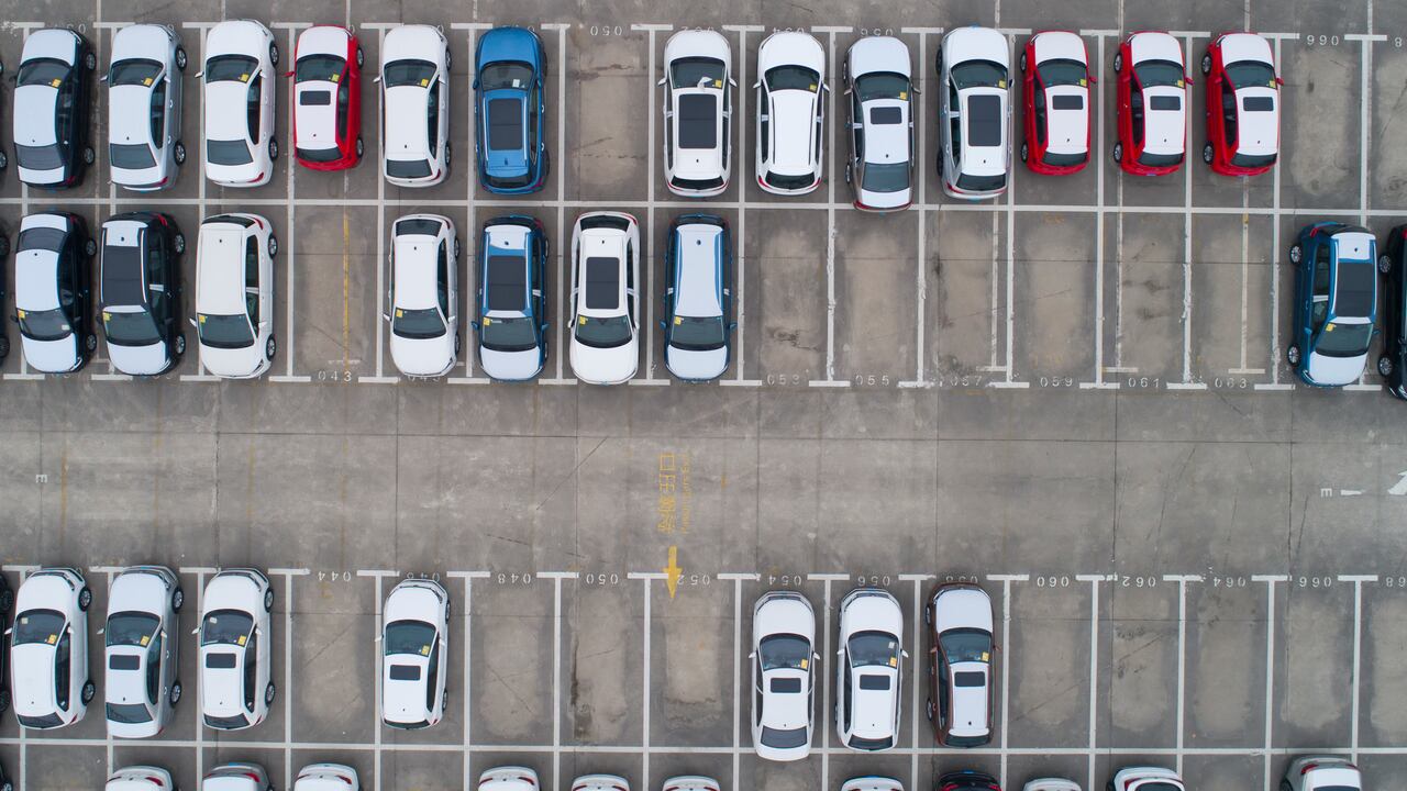 La nueva reforma podría imponer IVA a los parqueaderos.