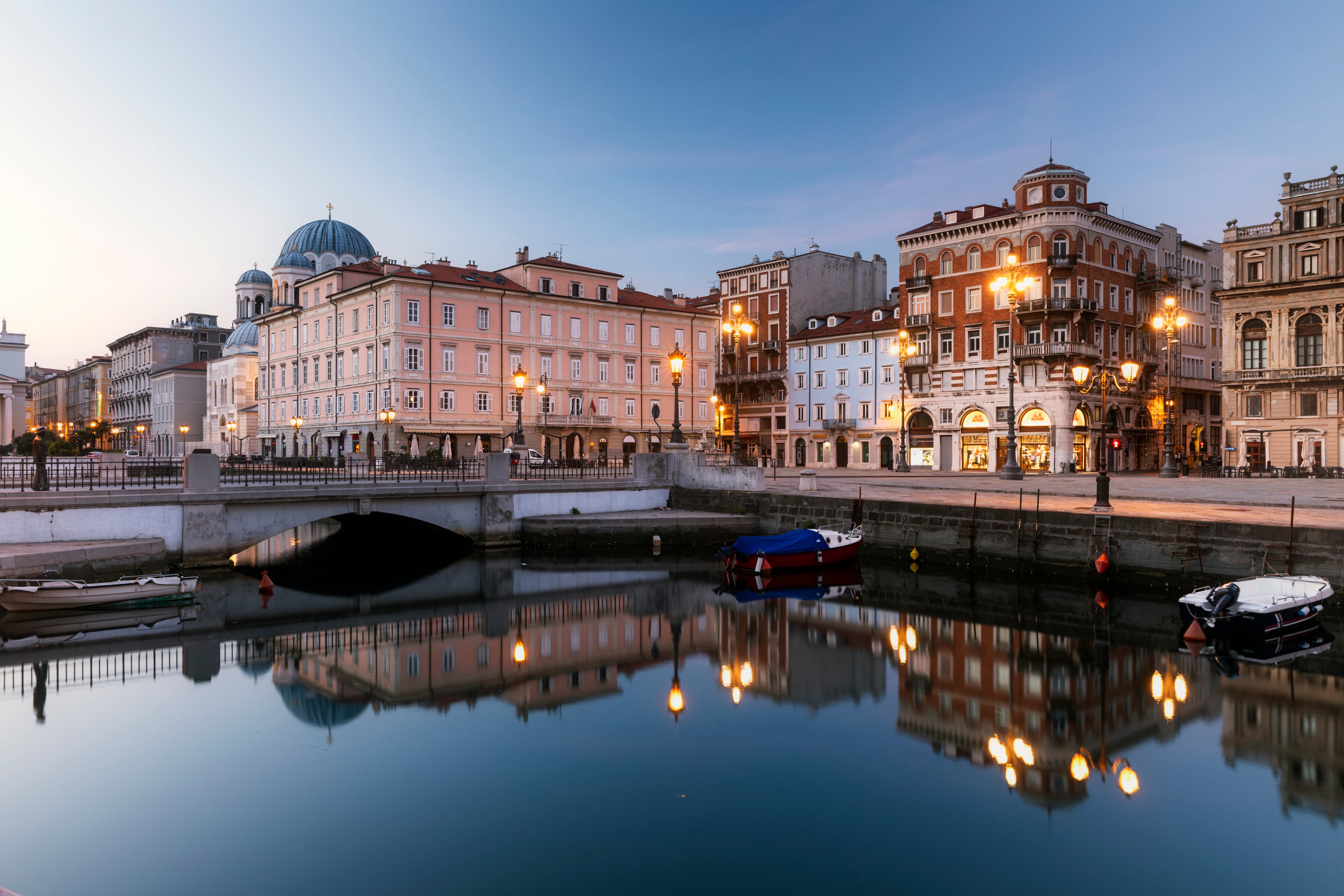 Así es Trieste, la ciudad de Italia menos italiana: estos son los imprescindibles para ver durante su viaje