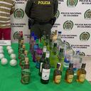 El capturado también tenía en su poder varias botellas de licor.