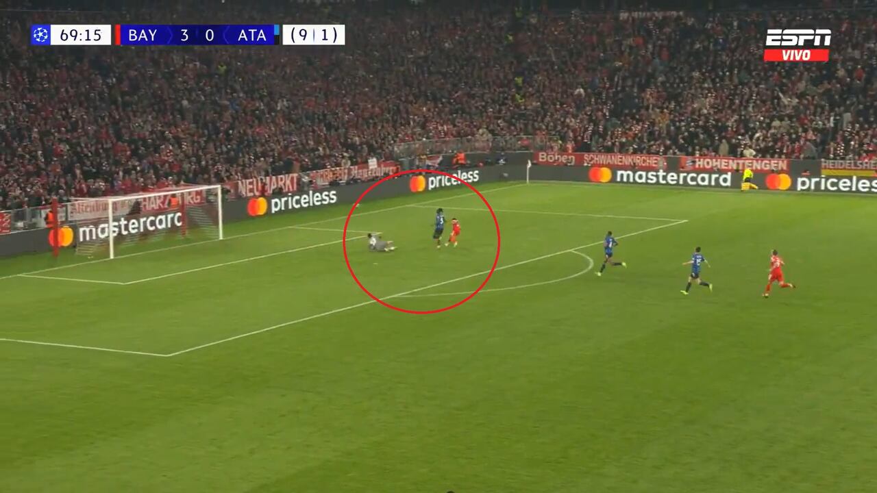 Momento del remate para el gol ante el Atalanta