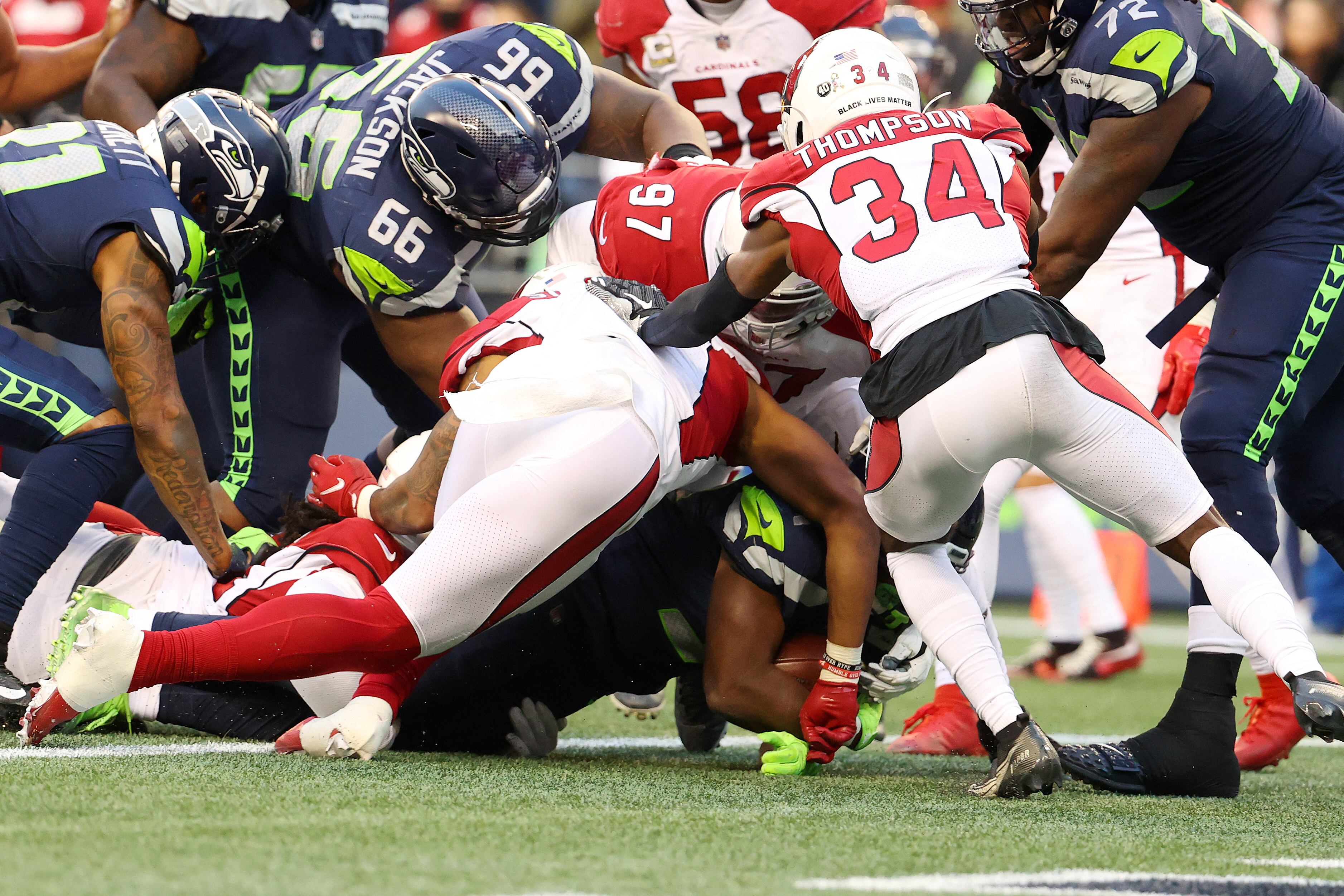 SEATTLE, WASHINGTON - 21 DE NOVIEMBRE: Alex Collins #41 de los Seattle Seahawks corre el balón para un touchdown durante el último cuarto contra los Arizona Cardinals en el Lumen Field el 21 de noviembre de 2021 en Seattle, Washington. Abbie Parr/Getty Images/AFP (Foto de Abbie Parr/GETTY IMAGES NORTH AMERICA/Getty Images vía AFP)