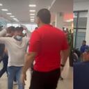 En varias terminales aéreas los usuarios se enojaron por la suspensión de operaciones de la aerolínea.