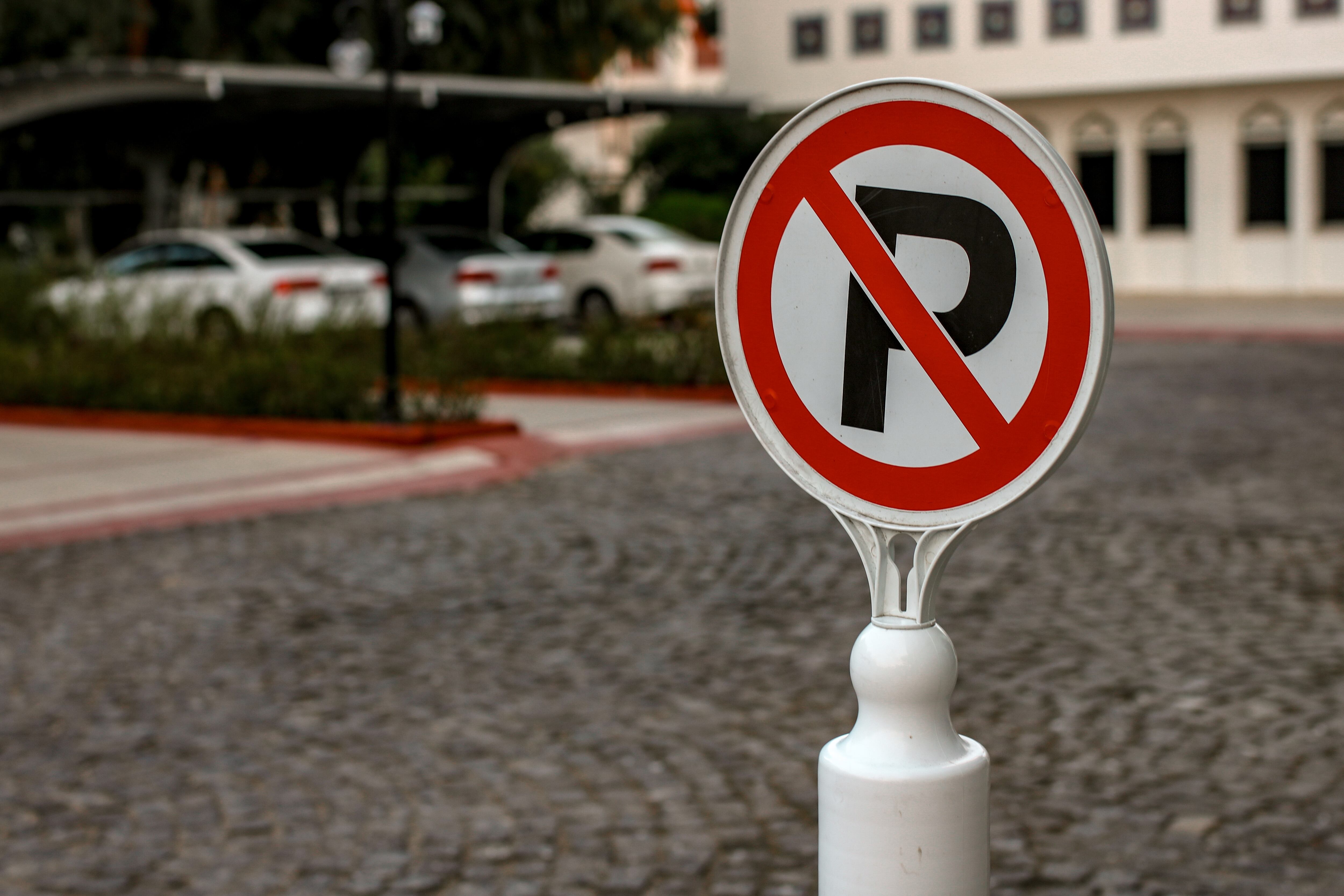 El prohibido parquear suele generar muchas confusiones.